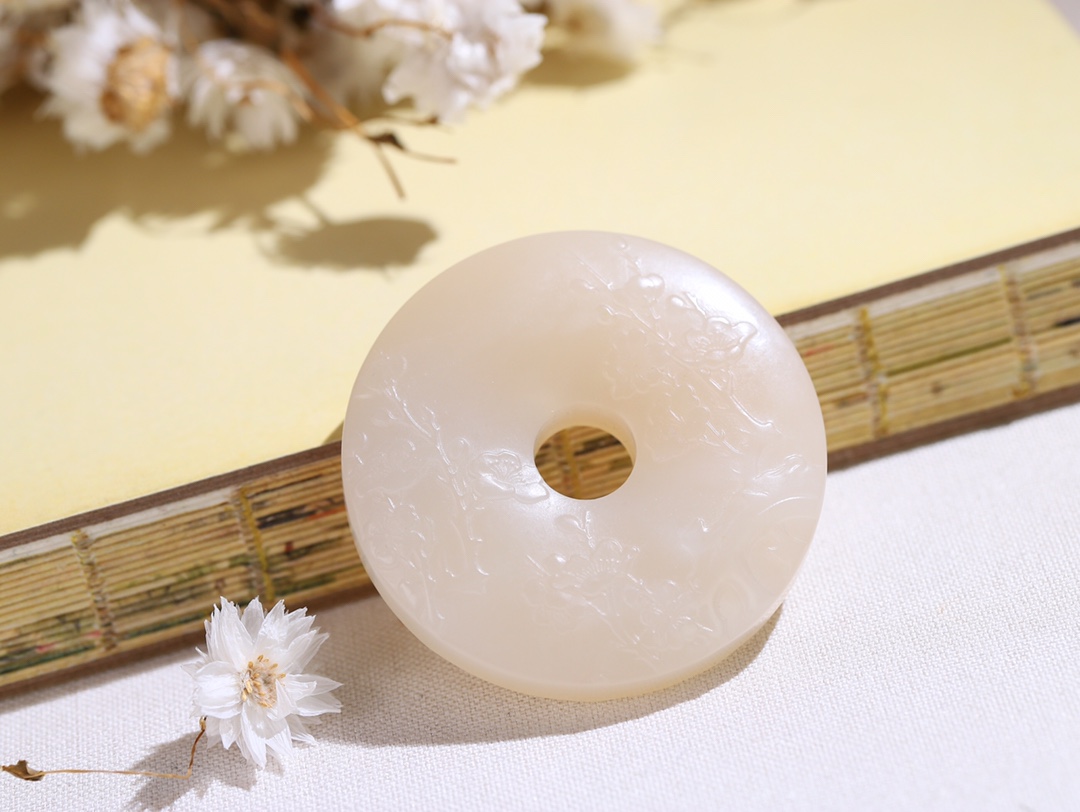 和田玉藕粉雕花面包圈