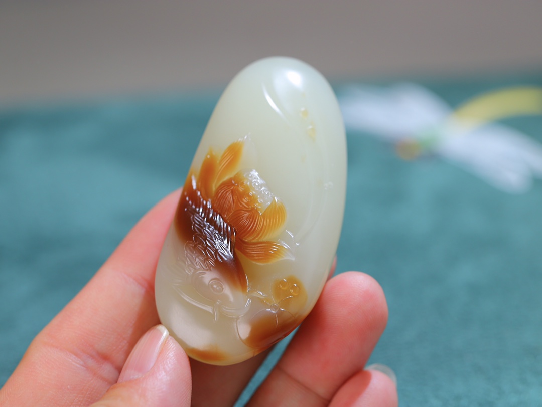 和田玉糖白连年有余吊坠